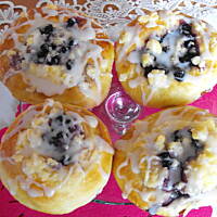 Bułki słodkie z budyniem i jagodami