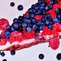 Czekoladowa tarta z panna cottą i owocami sezonowymi