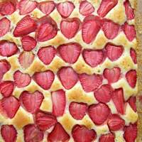 Ciasto na maślance z truskawkami