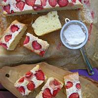 Ciasto na maślance z truskawkami