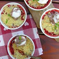 Crumble z truskawkami i rabarbarem