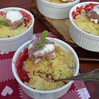 Crumble z truskawkami i rabarbarem