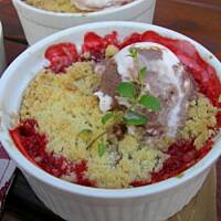 Crumble z truskawkami i rabarbarem