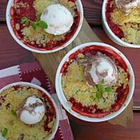 Crumble z truskawkami i rabarbarem