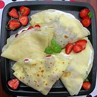 Naleśniki z truskawkami, czekoladą i bitą śmietaną