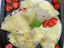 Fot. olusia23, Naleśniki z truskawkami, czekoladą i bitą śmietaną