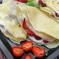 Naleśniki z truskawkami, czekoladą i bitą śmietaną