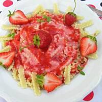 Makaron z truskawkami