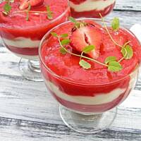 Deser budyniowo-jogurtowy z truskawkami