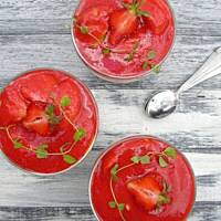 Deser budyniowo-jogurtowy z truskawkami