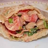 Pita z kurczakiem i sałatką pomidorową