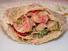 Fot. Anna Z, Pita z kurczakiem i sałatką pomidorową