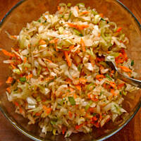 Surówka porowa z jabłkiem i orzechami włoskimi