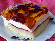 Fot. Mama - Różyczki, Ciasto wiśniowe z bitą śmietaną i galaretką