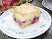 Fot. domi87, Ciasto porzeczkowe z budyniem, kremem jogurtowym i kokosową bezą