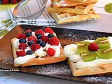 Fot. makusia, Gofry z bitą śmietaną i owocami