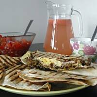 Quesadillas z serem i wołowiną z dodatkiem pomidorowej salsy