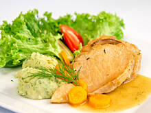 Fot. Wkn, Schab w młodej włoszczyźnie w sosie cebulowym