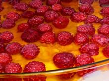 Fot. Mama - Różyczki, Błyskawiczny torcik na biszkoptach z malinami i galaretką