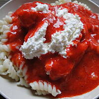 Makaron z serkiem i truskawkami