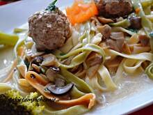 Fot. makusia, Fettuccine z sosem i pulpecikami