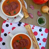 Zupa krem z pieczonej papryki z chipsami salami