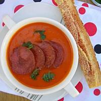 Zupa krem z pieczonej papryki z chipsami salami