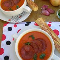 Zupa krem z pieczonej papryki z chipsami salami