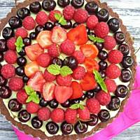 Tarta z budyniem i owocami lata