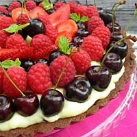Tarta z budyniem i owocami lata