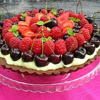 Tarta z budyniem i owocami lata