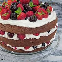 Letni tort śmietanowy z owocami