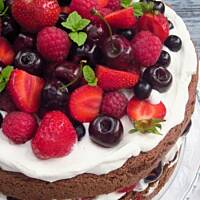 Letni tort śmietanowy z owocami