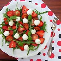 Sałatka z rukolą, mozzarellą i dressingiem truskawkowym