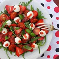 Sałatka z rukolą, mozzarellą i dressingiem truskawkowym