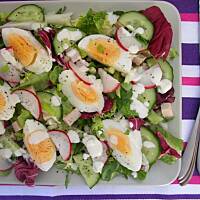 Sałatka z jajkiem i szynką z sosem chrzanowym