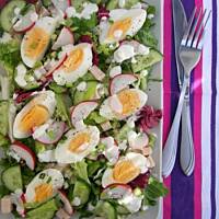 Sałatka z jajkiem i szynką z sosem chrzanowym