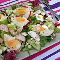 Sałatka z jajkiem i szynką z sosem chrzanowym