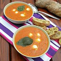 Zupa krem z pieczonych warzyw z mozzarellą i ziołami