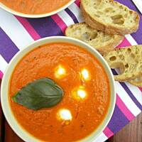 Zupa krem z pieczonych warzyw z mozzarellą i ziołami