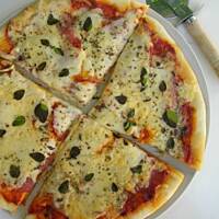 Pizza z salami, pieczarkami i mozzarellą