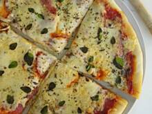 Fot. olusia23, Pizza z salami, pieczarkami i mozzarellą