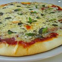 Pizza z salami, pieczarkami i mozzarellą