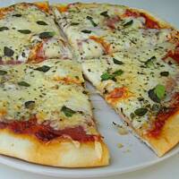 Pizza z salami, pieczarkami i mozzarellą