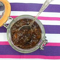 Chutney z rabarbaru z suszoną śliwką i imbirem