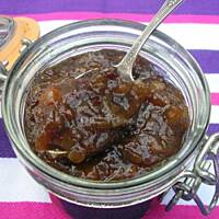 Chutney z rabarbaru z suszoną śliwką i imbirem