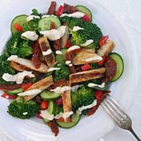 Sałatka z brokułem i grillowaną piersią