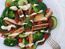 Fot. olusia23, Sałatka z brokułem i grillowaną piersią