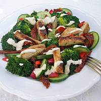 Sałatka z brokułem i grillowaną piersią