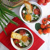 Jajka ze szpinakiem i szynką zapiekane w kokilkach